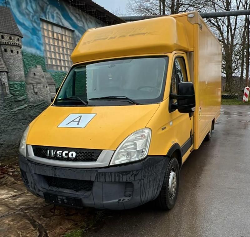 Second-hand Iveco 35.12 106 CP (77 kW) 2011 Galben Van