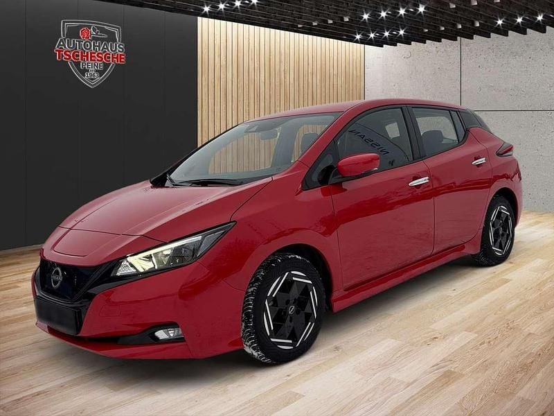 Gebraucht Nissan Leaf Acenta 110 kW (150 PS) 2023 Rot (red (s)) Kleinwagen