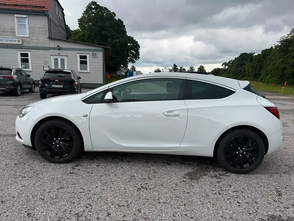 Gebraucht Opel Astra GTC Basis 120 PS (88 kW) 2015 Weiß Limousine