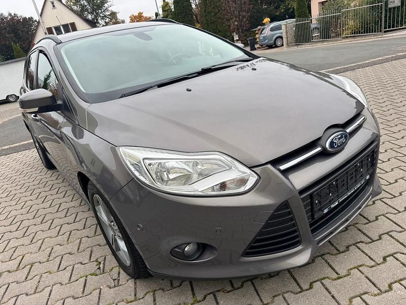 Gebraucht Ford Focus Champions Edition 101 PS (74 kW) 2013 Brisbane braun (met.) Kombi