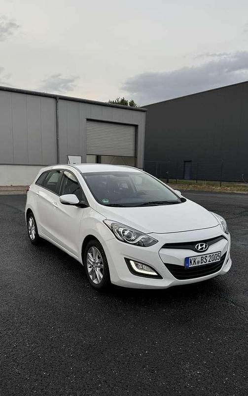 Weiß Gebraucht 2014 Hyundai i30 Edition Kombi | 5.999 € (Fairer Preis) - Bild 1/4