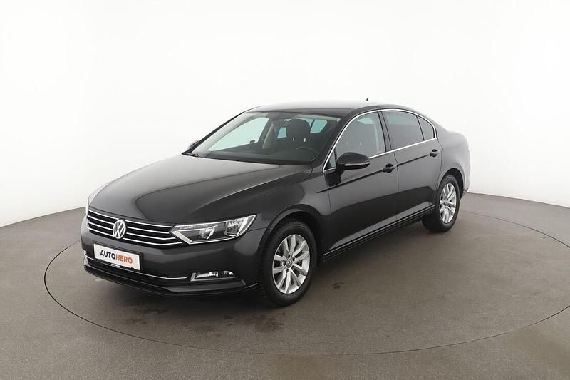 Grau Gebraucht 2018 VW Passat Comfortline Limousine | 16.090 € (Fairer Preis) - Bild 1/3