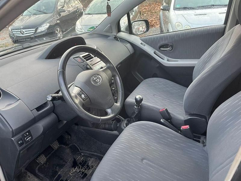 Gebraucht Toyota Yaris Sol 101 PS (74 kW) 2009 Grau Kleinwagen