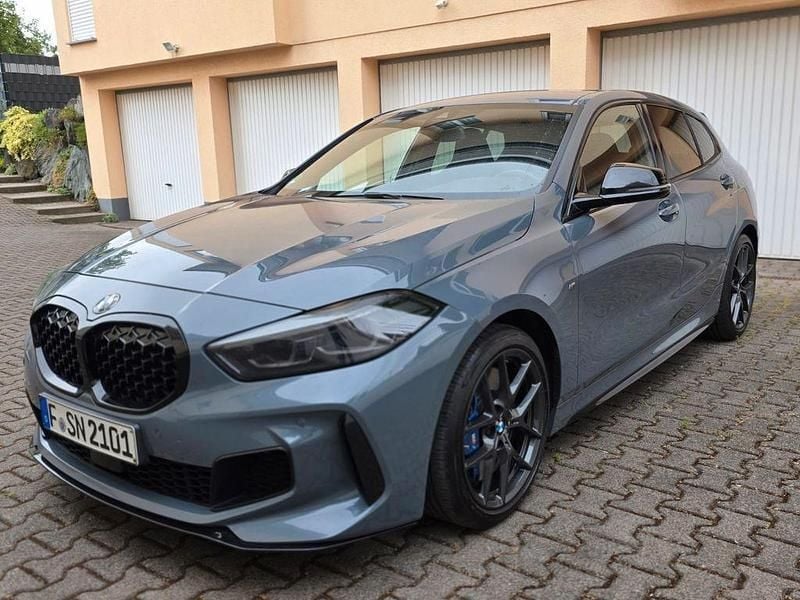 Grau Gebraucht 2020 BMW M135 Comfort Edition Kleinwagen | 25.900 € (Fairer Preis) - Bild 1/4
