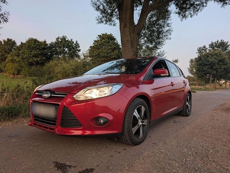 Rot Gebraucht 2013 Ford Focus Limousine | 3.000 € (Superpreis) - Bild 1/4