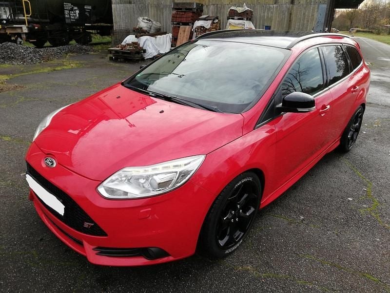 Gebraucht Ford Focus Sport 250 PS (183 kW) 2012 Rot Kombi
