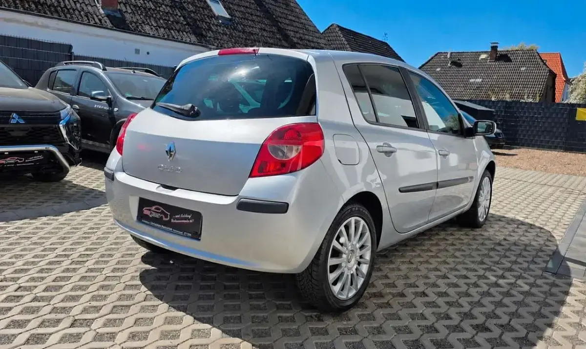 Gebraucht Renault Clio III 111 PS (81 kW) 2008 Silber Limousine