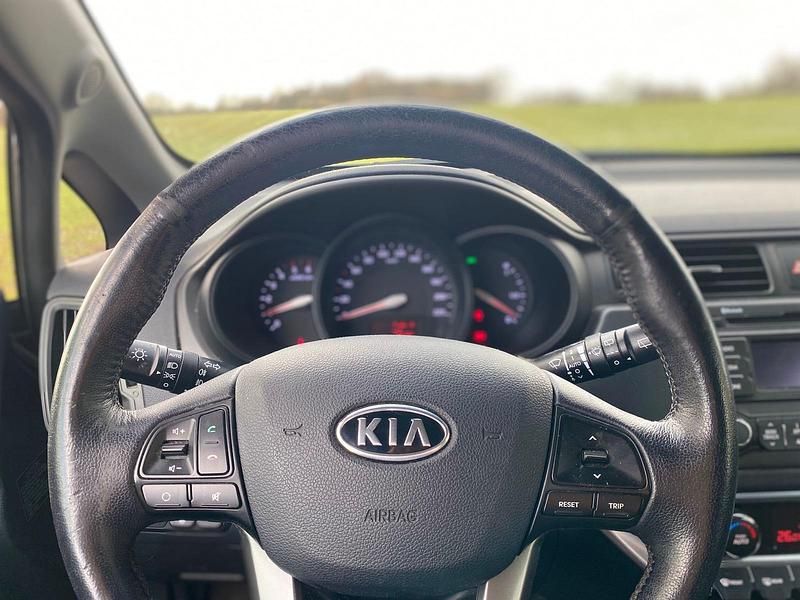 Gebraucht Kia Rio 90 PS (66 kW) 2012 Schwarz Kleinwagen