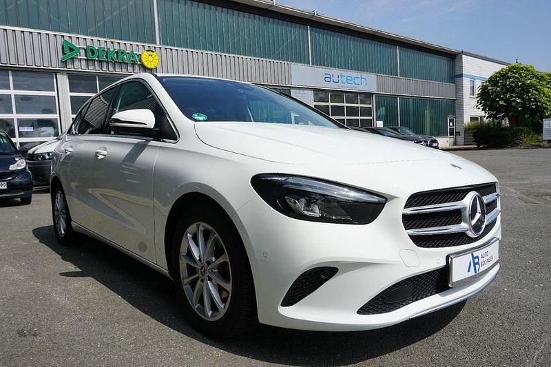 Weiß Gebraucht 2022 Mercedes B180 Van / Kleinbus | 25.900 € (Guter Preis) - Bild 1/4