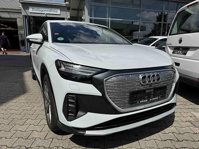 Weiß Gebraucht 2021 Audi Q4 Sportback e-tron Ambiente SUV | 32.850 € (Etwas zu teuer) - Bild 1/4