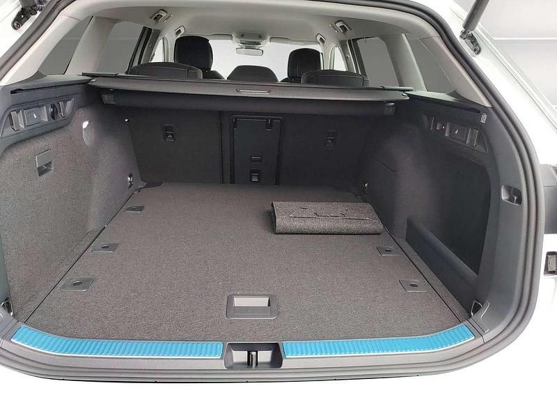Neu Skoda Superb Selection 150 PS (110 kW) 2025 Kristallweiß uni Kombi