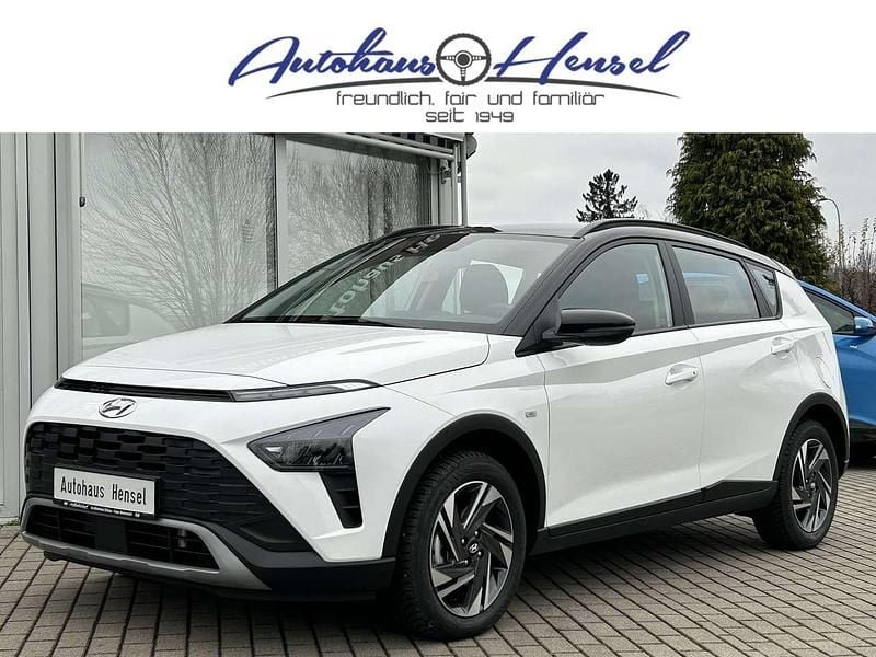 Atlas white/ phantom black Gebraucht 2024 Hyundai Bayon Comfort SUV | 21.250 € (Fairer Preis) - Bild 1/4