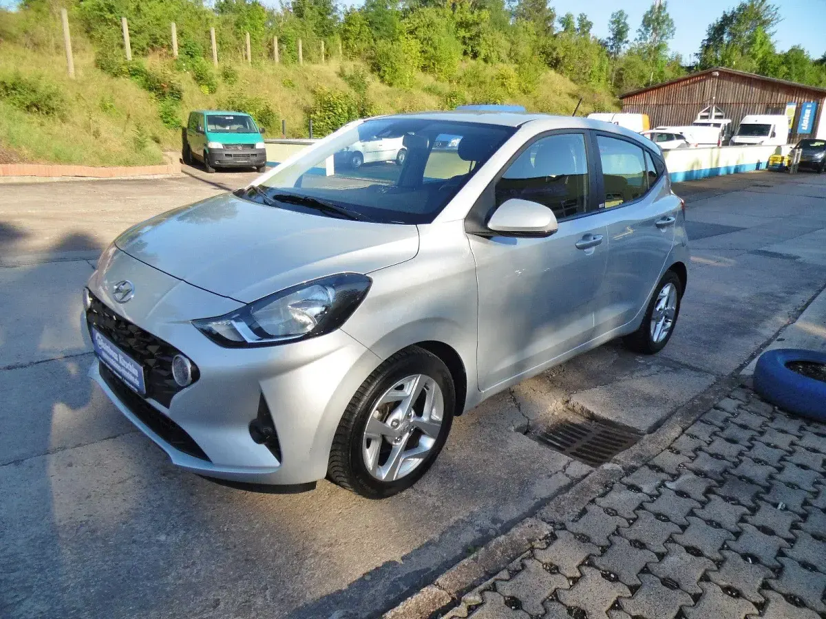Gebraucht Hyundai i10 Trend 67 PS (49 kW) 2021 Silber Kleinwagen