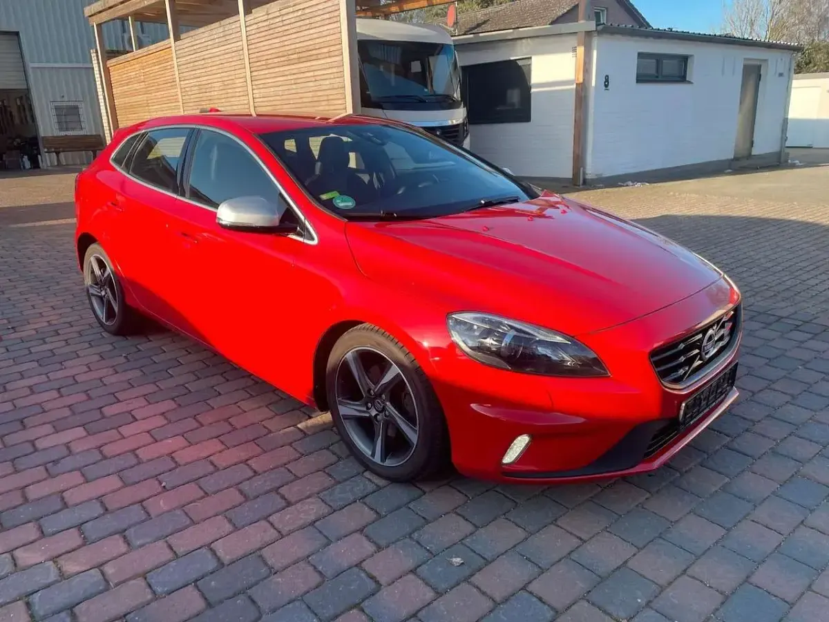 Gebraucht Volvo V40 R-Design Momentum 179 PS (131 kW) 2014 Rot Limousine