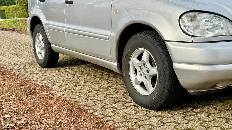 Gebraucht Mercedes ML270 163 PS (119 kW) 2000 Silber SUV