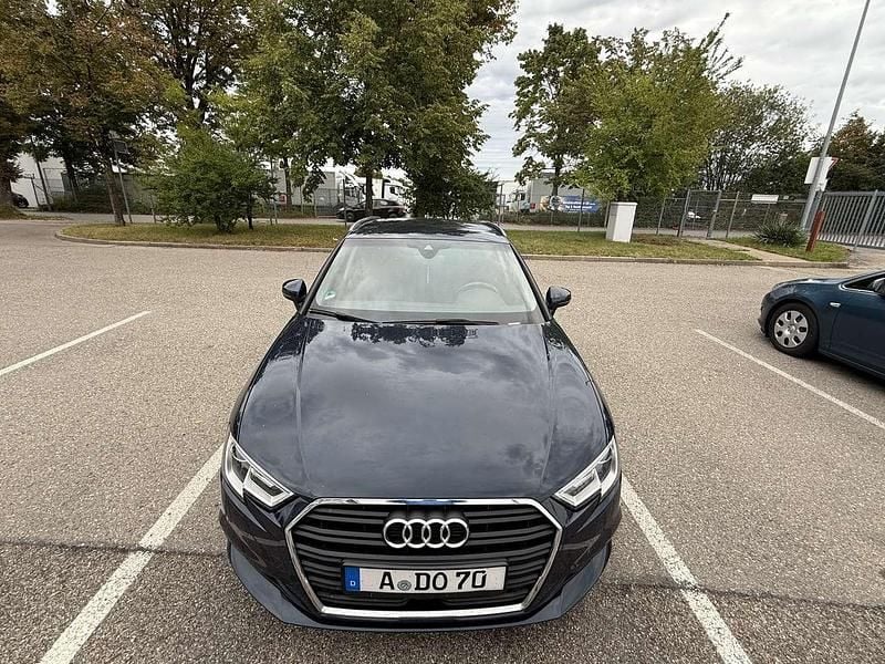 Blau Gebraucht 2018 Audi A3 Design Limousine | 15.500 € (Fairer Preis) - Bild 1/4
