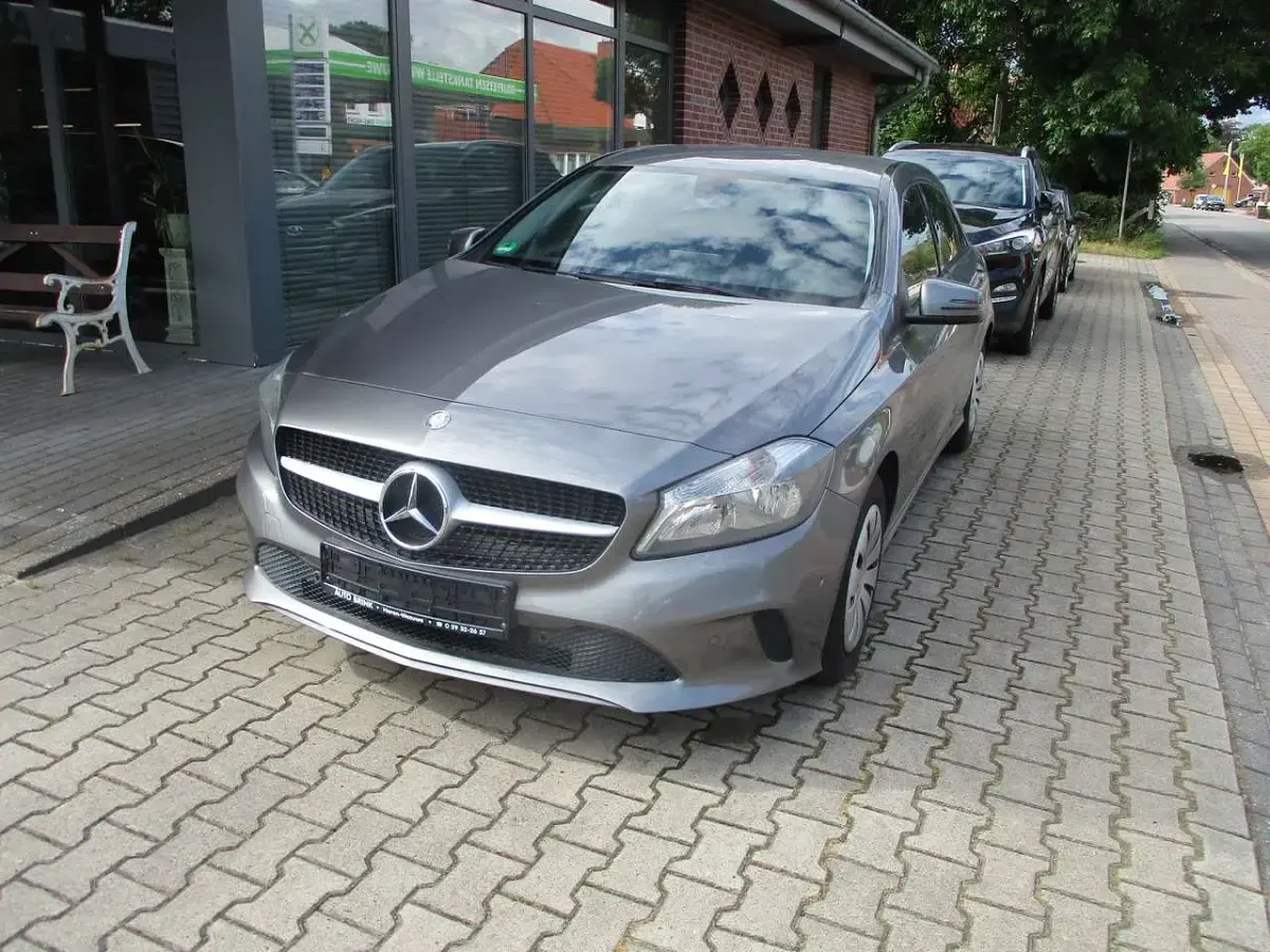 Gebraucht Mercedes A180 122 PS (89 kW) 2017 Mountaingrau  met. Kleinwagen