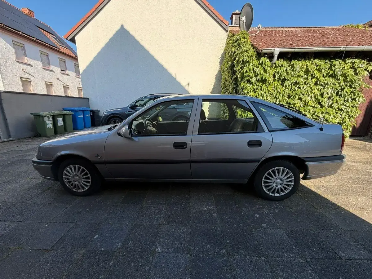Gebraucht Opel Vectra Selection 71 PS (52 kW) 1995 Silber Limousine