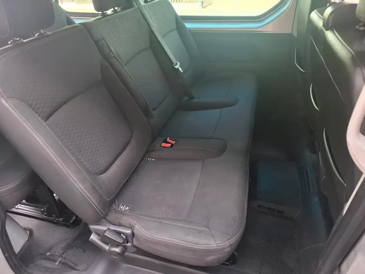 Używany Opel Vivaro S 125 KM (91 kW) 2017 Srebrny Minivan