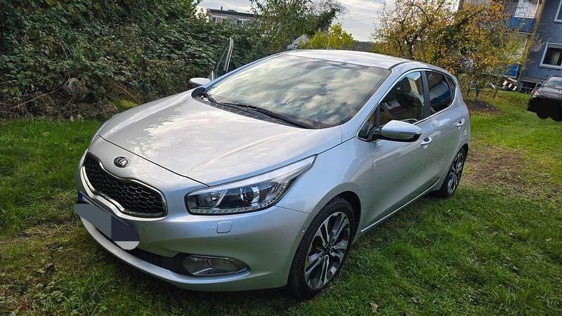 Gebraucht Kia Ceed Spirit 135 PS (99 kW) 2014 Silber Kleinwagen