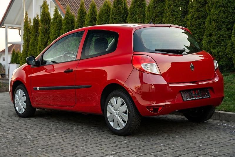 Gebraucht Renault Clio II Dynamique 75 PS (55 kW) 2009 Rot Limousine