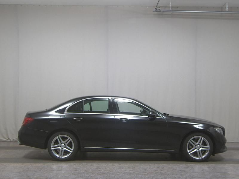 Schwarz Gebraucht 2018 Mercedes E220 Avantgarde Limousine | 25.280 € (Superpreis) - Bild 1/4