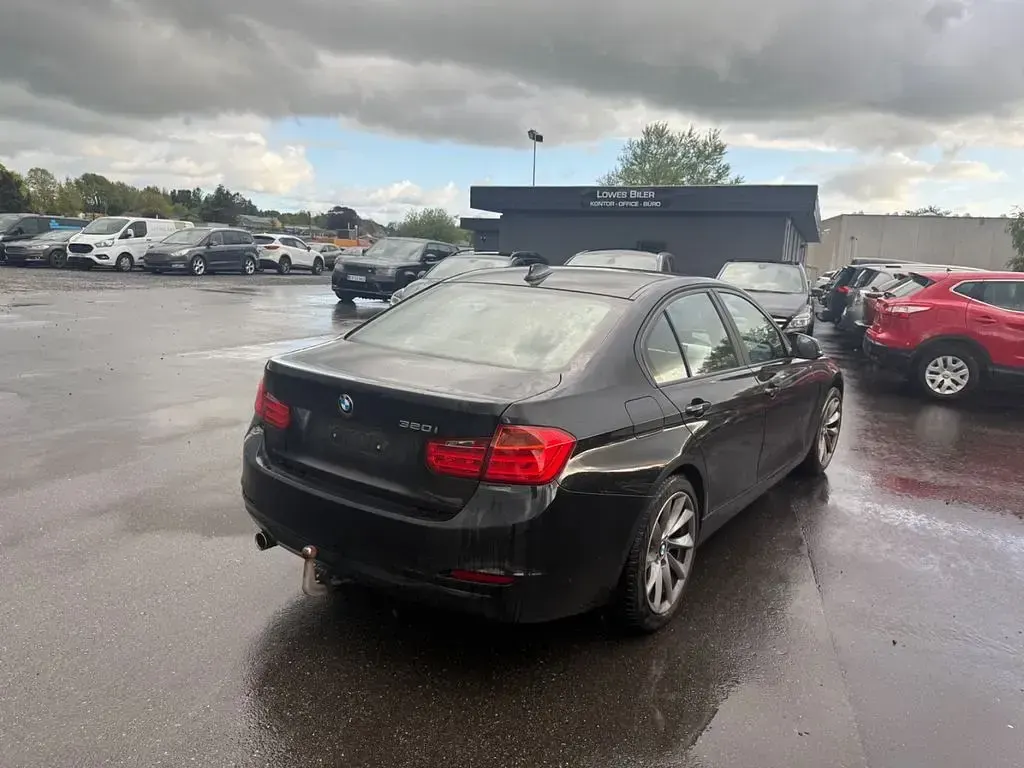 Gebraucht BMW 320 184 PS (135 kW) 2013 Schwarz Limousine