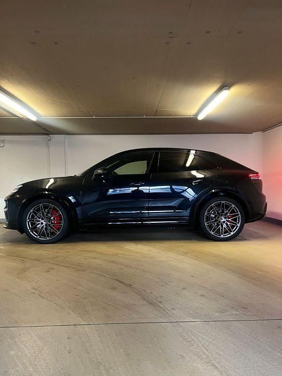 Neu Porsche Macan Turbo 469 kW (639 PS) 2026 Schwarz SUV