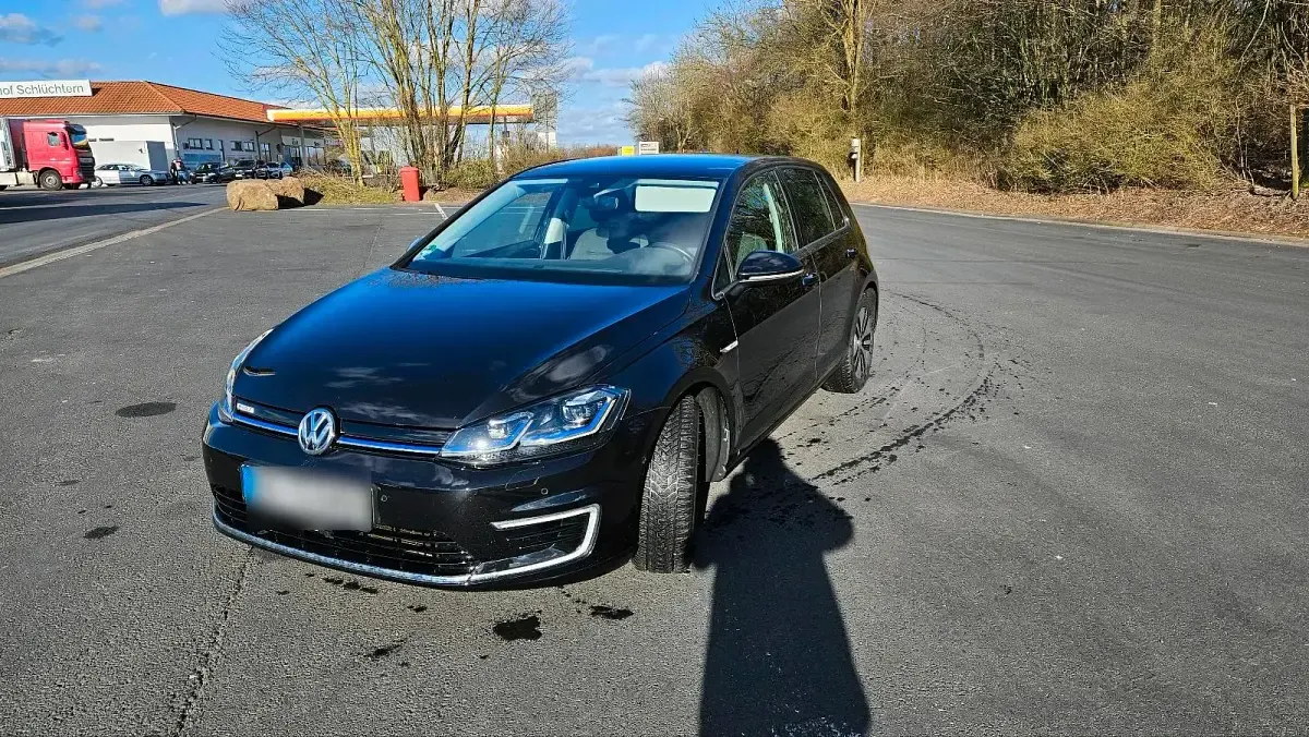 Gebraucht VW e-Golf 100 kW (136 PS) 2019 Schwarz Kleinwagen