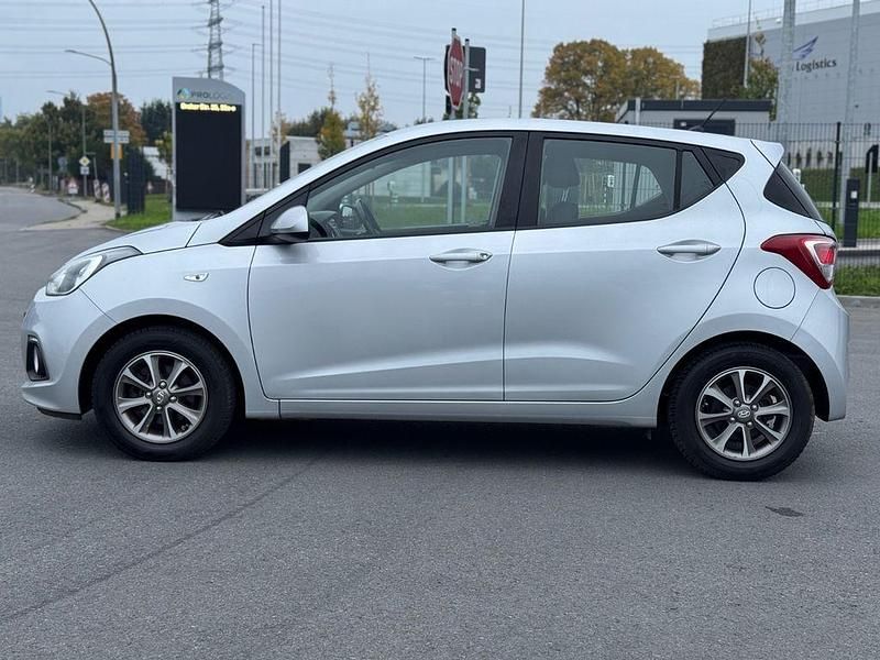 Gebraucht Hyundai i10 Edition 67 PS (49 kW) 2015 Silber Kleinwagen