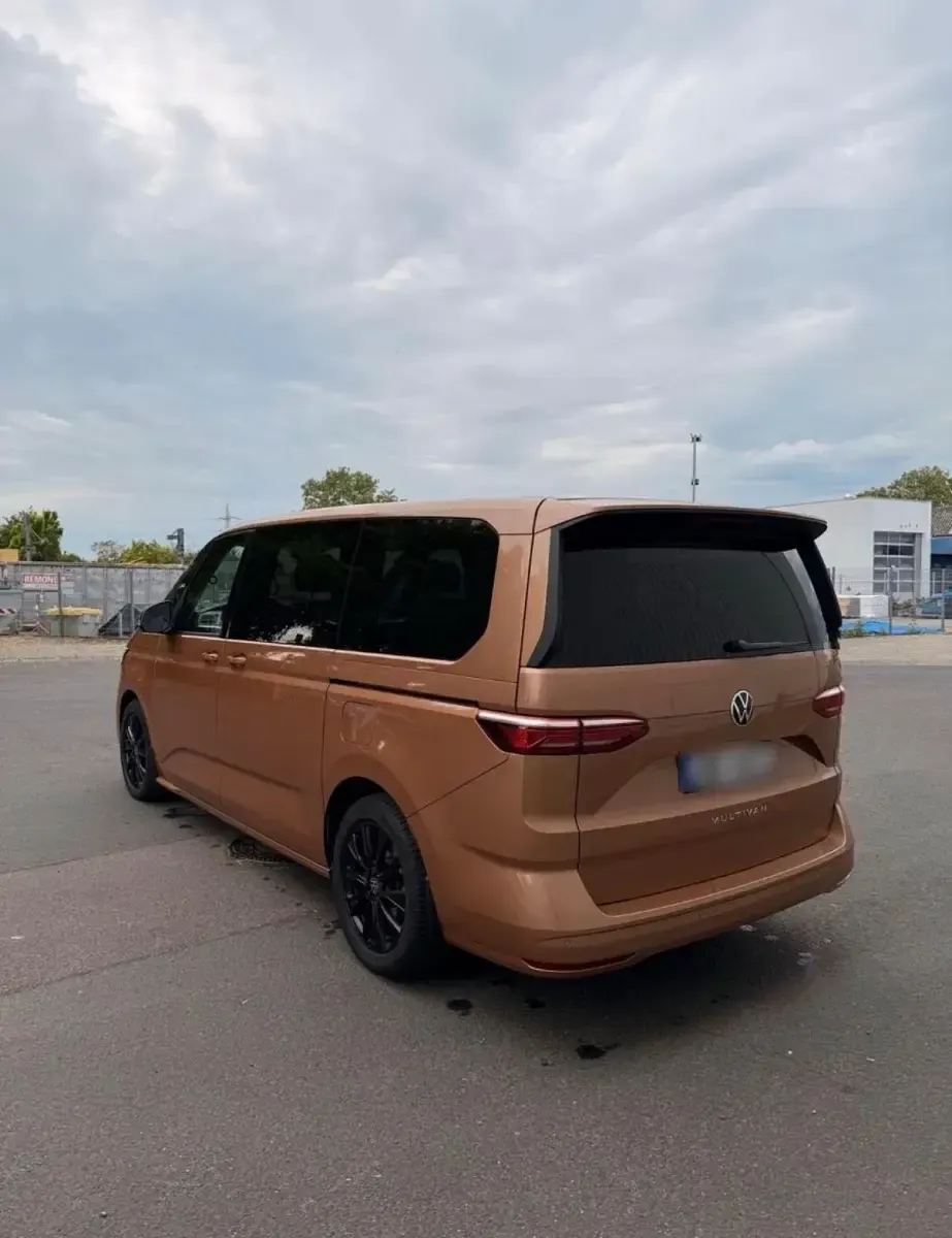 Gebraucht VW Multivan Life 150 PS (110 kW) 2024 Gold Van / Kleinbus