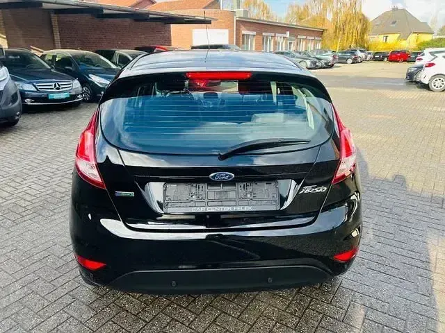 Gebraucht Ford Fiesta Celebration 101 PS (74 kW) 2016 Silber Kleinwagen