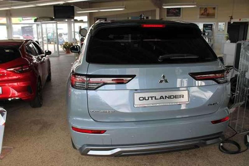 Neu Mitsubishi Outlander P-HEV Top 306 PS (225 kW) 2025 Mondsteingrau / pantherschwa SUV