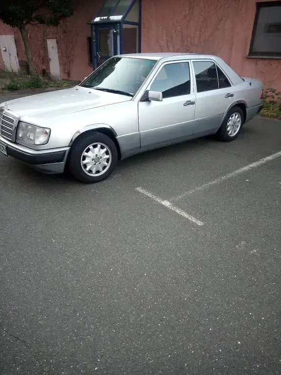 Gebraucht Mercedes 300 113 PS (83 kW) 1992 Silber Limousine