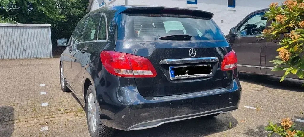 Gebraucht Mercedes B180 122 PS (89 kW) 2016 Schwarz Kleinwagen