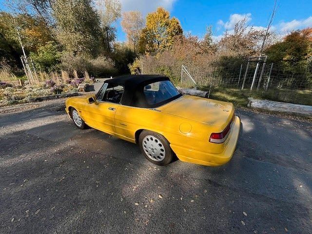 Gebraucht Alfa Romeo Spider 120 PS (88 kW) 1992 Gelb Cabrio