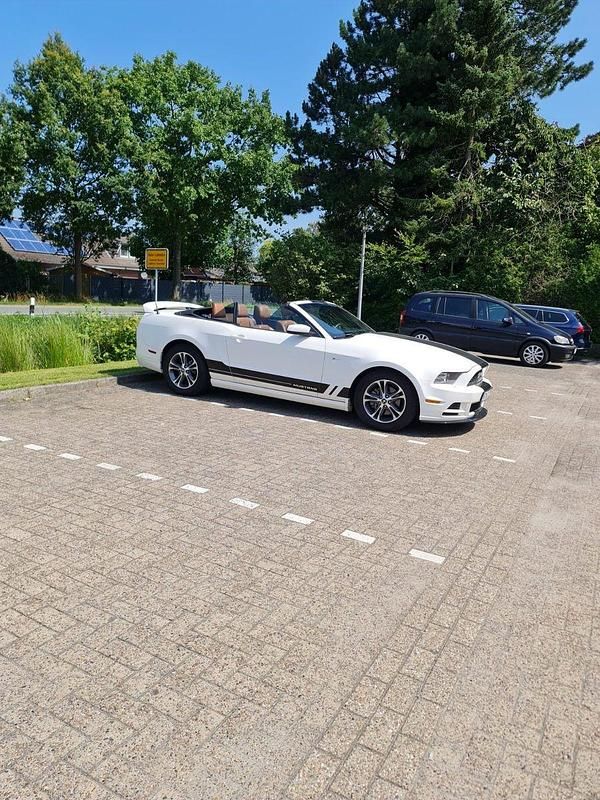 Second-hand Ford Mustang 305 CP (224 kW) 2013 Alb Cabrio