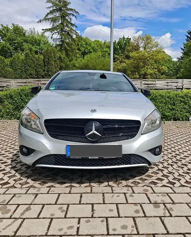 Gebraucht Mercedes A180 Style 122 PS (89 kW) 2015 Silber Kleinwagen