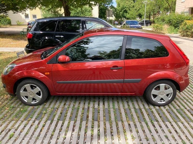 Gebraucht Ford Fiesta Ambiente 60 PS (44 kW) 2006 Rot Kleinwagen