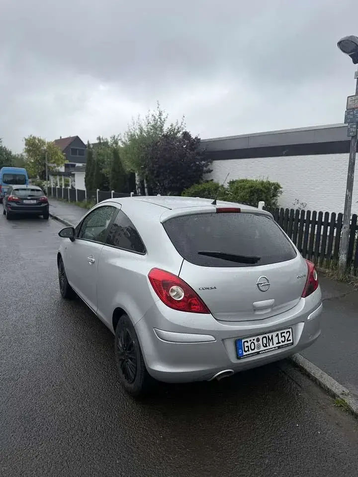 Używany Opel Corsa Innovation 69 KM (50 kW) 2011 Srebrny Hatchback