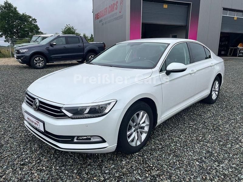 Weiß Gebraucht 2016 VW Passat Comfortline Limousine | 12.950 € (Fairer Preis) - Bild 1/4