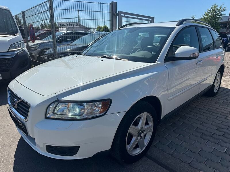 Weiß Gebraucht 2010 Volvo V50 Drive Kinetic Kombi | 2.200 € (Superpreis) - Bild 1/4
