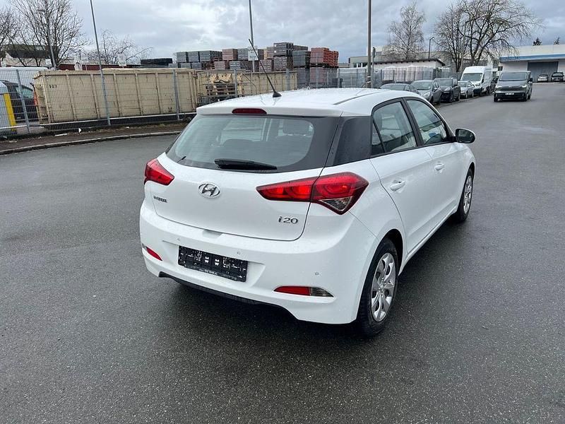 Gebraucht Hyundai i20 84 PS (61 kW) 2017 Weiß Limousine
