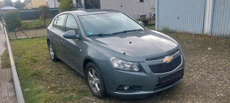 Grau Gebraucht 2013 Chevrolet Cruze Limousine | 4.800 € (Fairer Preis) - Bild 1/4