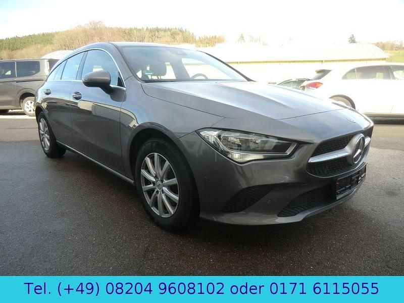 Gebraucht Mercedes CLA200 Shooting Brake 150 PS (110 kW) 2023 Grau Kombi
