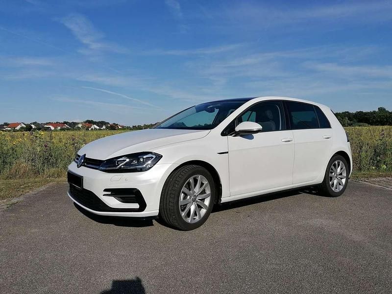 Weiß Gebraucht 2019 VW Golf VII Highline Limousine | 19.000 € (Fairer Preis) - Bild 1/4