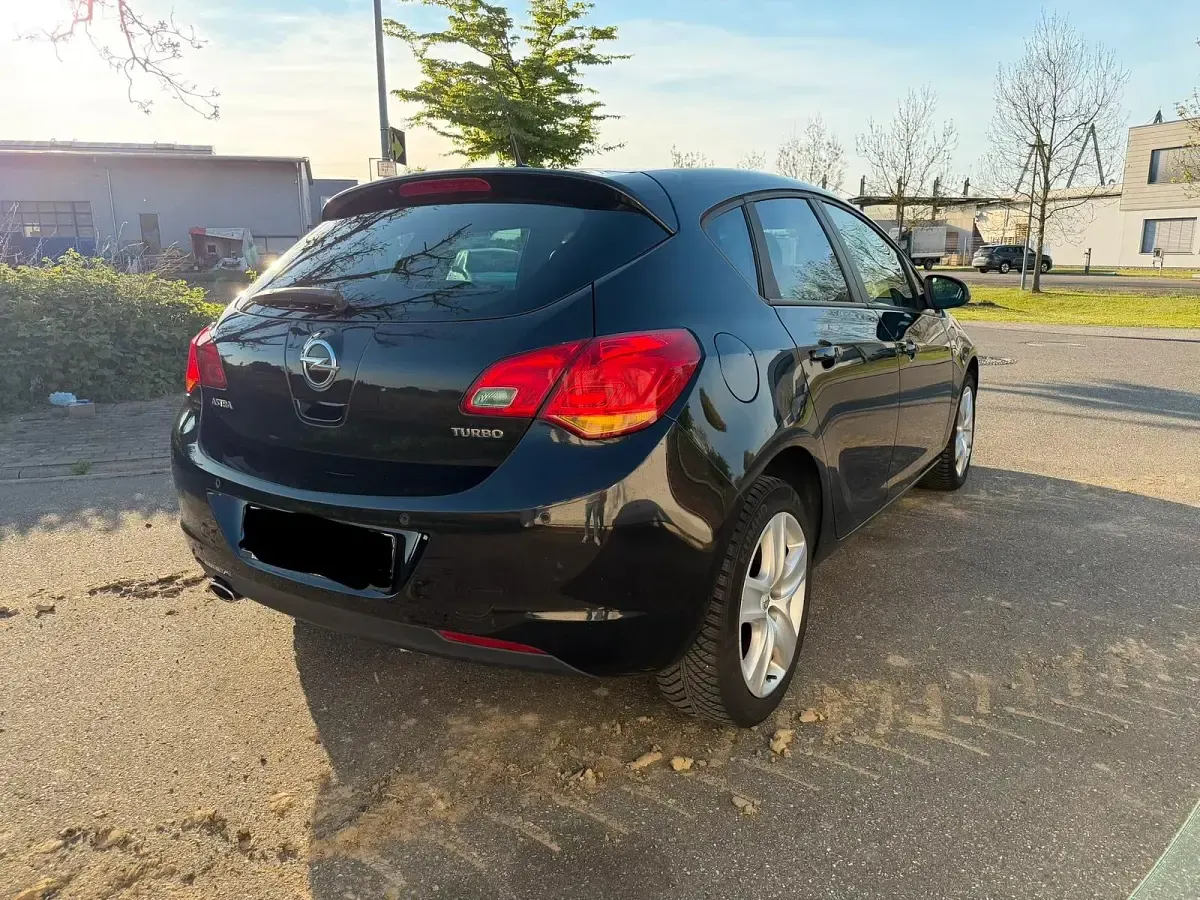 Gebraucht Opel Astra 140 PS (102 kW) 2011 Schwarz Kombi