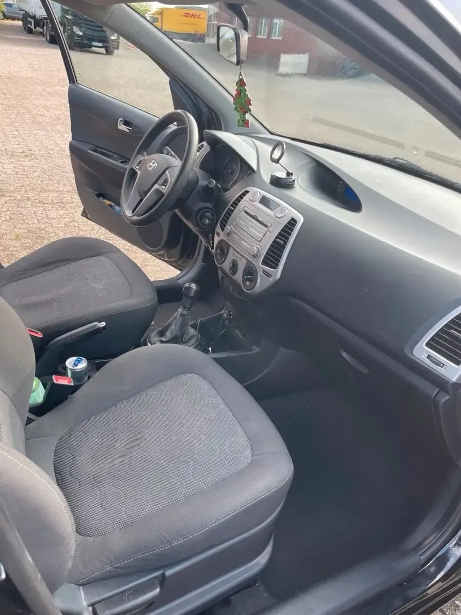 Gebraucht Hyundai i20 77 PS (56 kW) 2011 Schwarz Kleinwagen