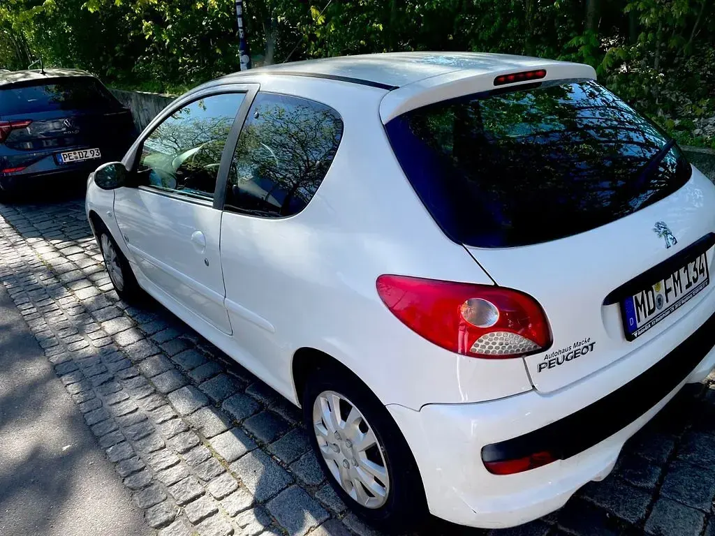 Gebraucht Peugeot 206 60 PS (44 kW) 2012 Weiß Limousine