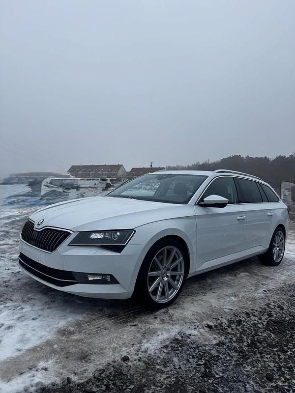 Weiß Gebraucht 2016 Skoda Superb Kombi | 11.200 € (Guter Preis) - Bild 1/4